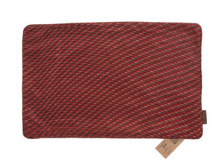 Einzigartiger Seidenkissenbezug 60x40 cm in Rot und Dunkelrot mit glänzendem, dichtem, gewebtem Rautenmuster und farbenfrohem Boho-Ethno-Stil.