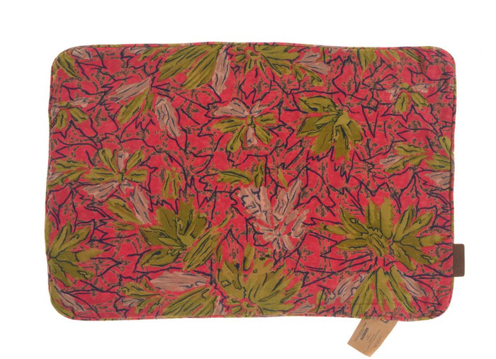 Einzigartiger Seidenkissenbezug (60 x 40 cm) im farbenfrohen Sari- und orientalischen Stil mit rotem Grund, olivgrünen Blättern und schwarzen Linien