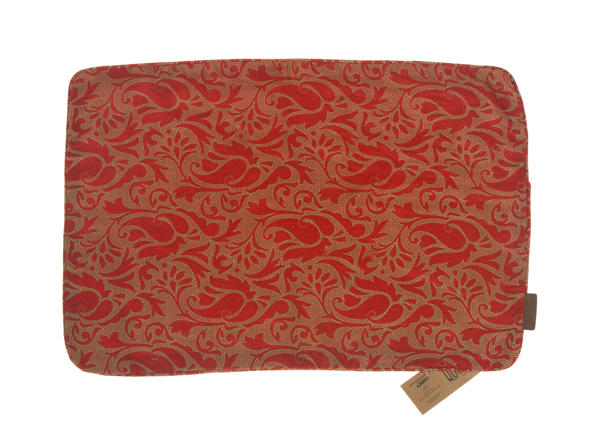 Roter Seidenkissenbezug (60 x 40 cm) im Sari-Stil mit feinem Muster aus geschwungenen Blättern und Blüten in einem hellen Farbton – orientalischer Vintage-Stil