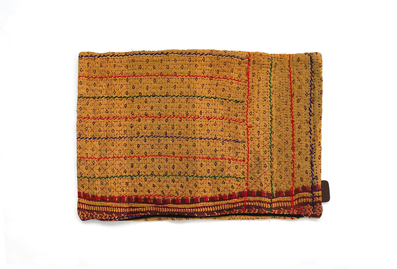 Sari Kantha pudebetræk med gule, røde og blå mønstre i et delikat broderet design. Vælg denne pude for en unik, kunstnerisk detalje i dit hjem. Størrelse: 60 x 40 cm.
