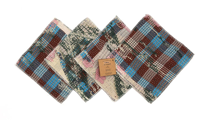 Set of 4 coasters 18x18 cm with a checkered pattern in red, blue and green and a beige background, fringed edge and quilted texture