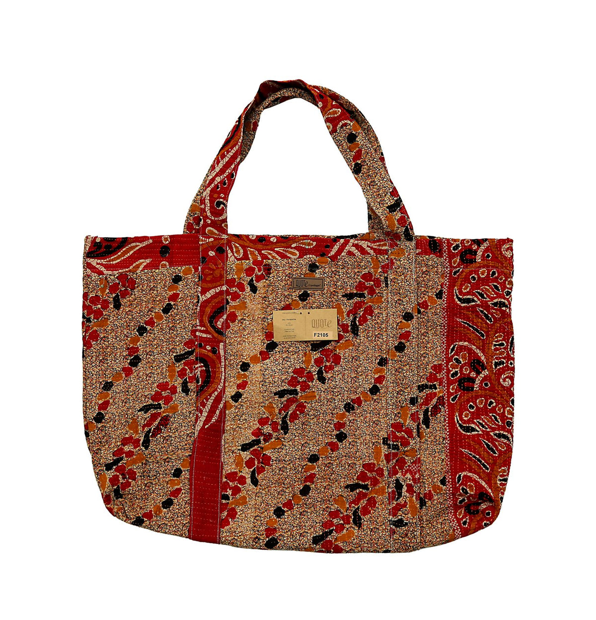 Stor quiltet tote-taske med rødt beige og sort blomsterprint i paisley-print og skulderstropper på hvid baggrund