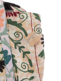 Nærbillede af unik vintage Kantha strandtaske med pastelfarvet patchworkstof og grønt blomsterbroderi med vinranke