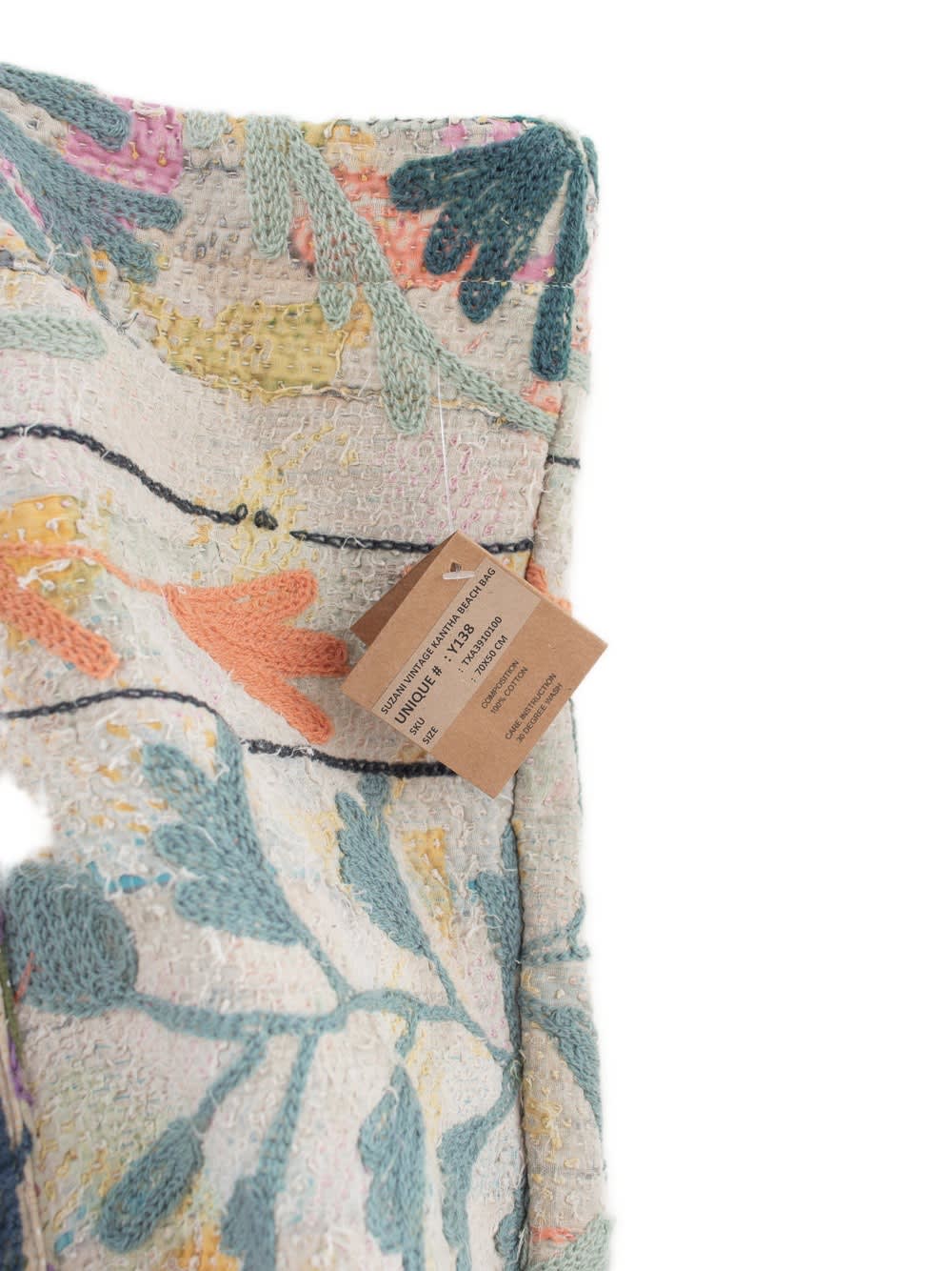 Nærbillede af håndlavet vintage Kantha strandtaske med pastelfarvet blomsterbroderi og tekstureret vævet bomuldsstof