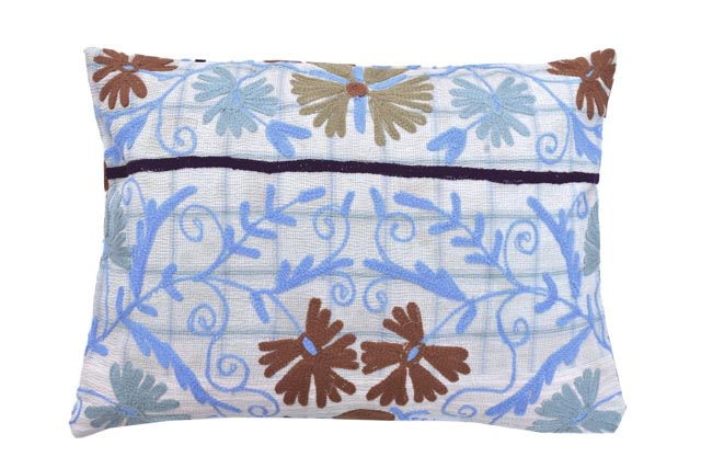 Einzigartiger Suzani-Kissenbezug 50x70 cm in Hellblau und Weiß mit farbenfrohem orientalischem Blumenmuster und geschwungenen Ornamenten in Brauntönen.