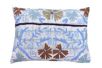 Einzigartiger Suzani-Kissenbezug 50x70 cm in Hellblau und Weiß mit farbenfrohem orientalischem Blumenmuster und geschwungenen Ornamenten in Brauntönen.