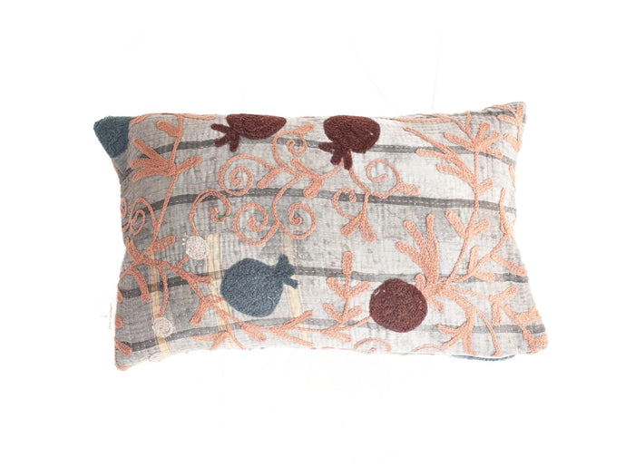 Einzigartiger Suzani-Kissenbezug 30x50 cm aus grauer und weißer Baumwolle mit farbenfroher orientalischer Bohème-Stickerei in Korallenorange, Staubblau und Kastanienbraun.