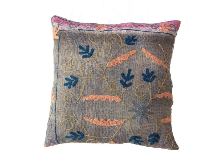 Sari-Kissenbezug 50x50 Suzani aus graublauem Stoff mit farbenfroher Stickerei in Blau, Orange und Gelb mit Blumenmuster im orientalischen Boho-Vintage-Stil.