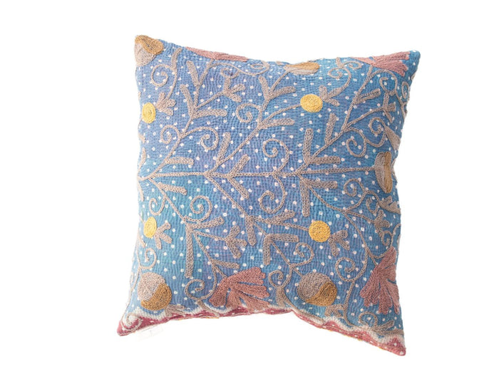 Einzigartiger Suzani-Kissenbezug (50 x 50 cm) in Blau mit gestickten Ranken und Blumen in Beige, Braun und Gelb sowie rosa Bordüre im orientalischen Boho-Ethno-Stil.