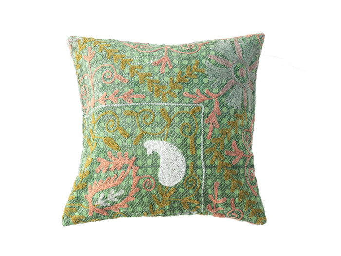 Suzani Kissenbezug 50x50 cm in Grün mit farbenfroher Korallen- und Goldstickerei orientalischer Ranken und Blumen im bohemischen Ethno-Stil.