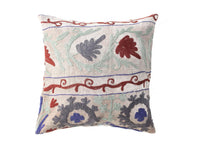 Einzigartiger Suzani-Kissenbezug (50 x 50 cm) für Sari-Kissen in Cremeweiß mit farbenfrohen orientalischen Blumen in Mintgrün, Blau und Burgunderrot im Boho-Vintage-Stil.