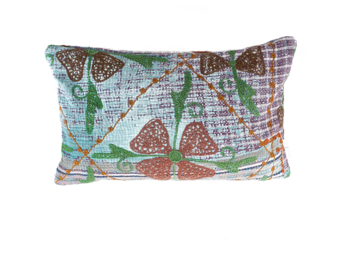 Suzani Kissenbezug 30x50 cm im Vintage-Boho-Ethno-Stil mit hellblauen Streifen und grünen Formen sowie braunen und violetten Dreiecken mit orangefarbenen Fransen