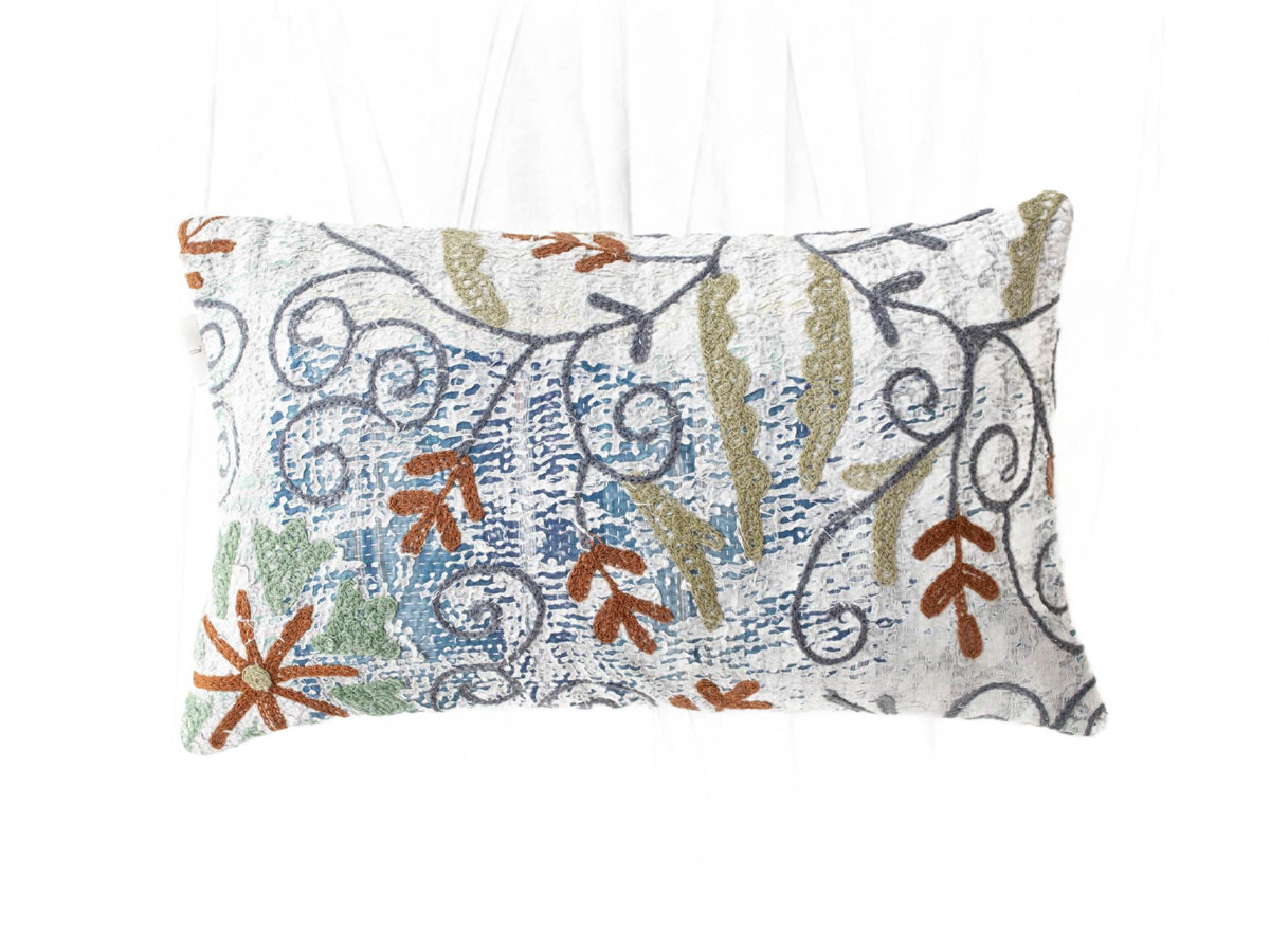 Einzigartiger Suzani-Kissenbezug (30 x 50 cm) mit weißem Grund und farbenfrohem Arabeskenmuster in Blau, Grün und Braun – ein orientalisches Boho-Kissen im indischen Stil.